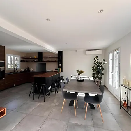 Beautiful Family House With Garden And Pool In A Quiet Area
