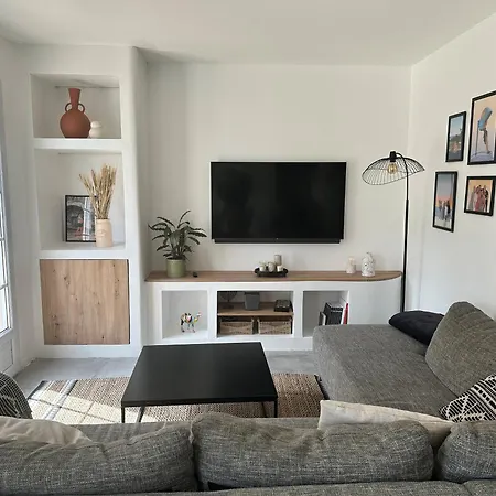 Beautiful Family House With Garden And Pool In A Quiet Area Villa *